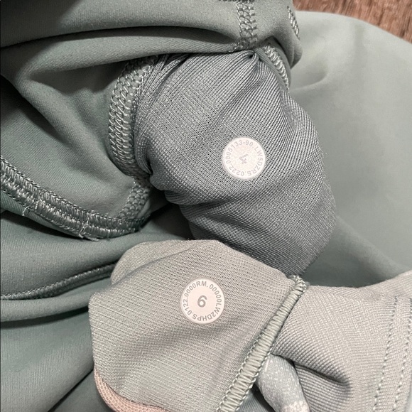 Like New Lululemon Matching Set. Size Top 6/Bottom 4 - Picture 6 of 10